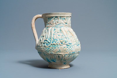 Une verseuse &agrave; &eacute;mail turquoise &agrave; d&eacute;cor calligraphique, Kashan, 13/14&egrave;me
