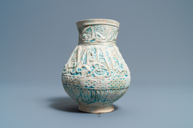Une verseuse &agrave; &eacute;mail turquoise &agrave; d&eacute;cor calligraphique, Kashan, 13/14&egrave;me