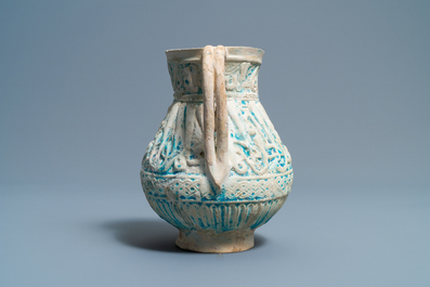 Une verseuse &agrave; &eacute;mail turquoise &agrave; d&eacute;cor calligraphique, Kashan, 13/14&egrave;me