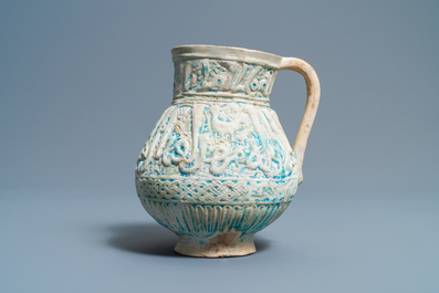 Une verseuse &agrave; &eacute;mail turquoise &agrave; d&eacute;cor calligraphique, Kashan, 13/14&egrave;me