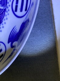 Une paire de plats en porcelaine de Chine en bleu et blanc, marque et &eacute;poque de Guangxu