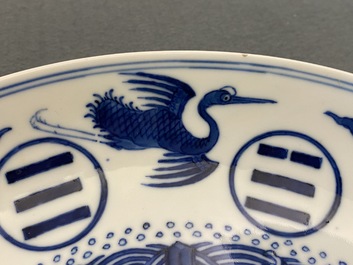 Une paire de plats en porcelaine de Chine en bleu et blanc, marque et &eacute;poque de Guangxu