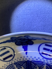 Une paire de plats en porcelaine de Chine en bleu et blanc, marque et &eacute;poque de Guangxu