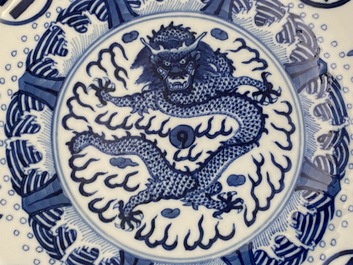 Une paire de plats en porcelaine de Chine en bleu et blanc, marque et &eacute;poque de Guangxu
