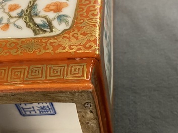 Een paar vierkante Chinese famille rose vazen met floraal decor, Yongzheng merk, Republiek