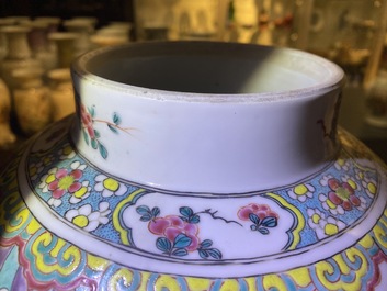 Une paire de vases en porcelaine de Chine famille rose &agrave; d&eacute;cor de figures dans un jardin, Yongzheng