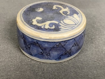 Een paar Chinese blauw-witte dekselvazen met floraal decor, Hatcher cargo scheepswrak, Transitie periode