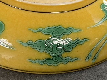 Une coupe en porcelaine de Chine &agrave; d&eacute;cor de dragons sur fond jaune, marque de Jiaqing, 19/20&egrave;me