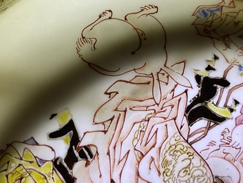 Une assiette en porcelaine de Chine famille rose &agrave; d&eacute;cor d'une dame et trois gar&ccedil;ons, Yongzheng