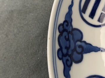 Une paire de plats en porcelaine de Chine en bleu et blanc, marque et &eacute;poque de Guangxu