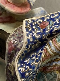 Een Chinese famille rose figuur van een onsterfelijke, 19/20e eeuw