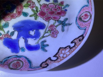 Douze tasses et soucoupes en porcelaine de Chine famille rose, Yongzheng/Qianlong
