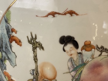 Een fraaie Chinese famille rose 'hu' vaas met onsterfelijken, Qianlong merk, ca. 1900
