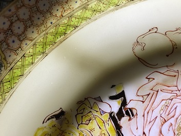 Une assiette en porcelaine de Chine famille rose &agrave; d&eacute;cor d'une dame et trois gar&ccedil;ons, Yongzheng