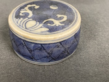 Een paar Chinese blauw-witte dekselvazen met floraal decor, Hatcher cargo scheepswrak, Transitie periode
