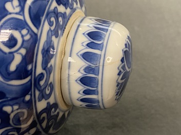 Une paire de vases couverts en porcelaine de Chine en bleu et blanc, Kangxi