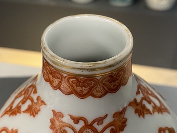 Un vase de forme double gourde en porcelaine de Chine rouge de fer et dor&eacute;, marque de Qianlong, R&eacute;publique