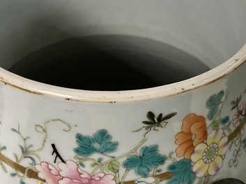 Een fraaie Chinese famille rose 'hu' vaas met onsterfelijken, Qianlong merk, ca. 1900