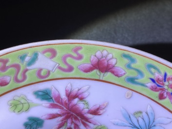 Une paire de bols en porcelaine de Chine famille rose pour le march&eacute; Straits ou Peranakan, 19&egrave;me