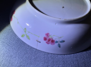 Trois tasses et soucoupes en porcelaine de Chine famille rose, Yongzheng