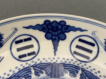 Une paire de plats en porcelaine de Chine en bleu et blanc, marque et &eacute;poque de Guangxu