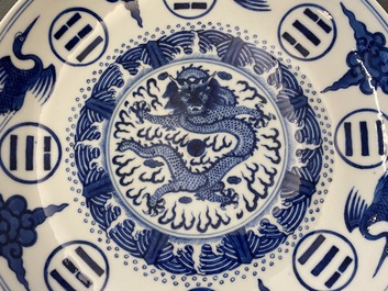 Une paire de plats en porcelaine de Chine en bleu et blanc, marque et &eacute;poque de Guangxu