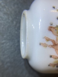 Une tabati&egrave;re imp&eacute;riale en porcelaine de Chine famille rose &agrave; d&eacute;cor 'Bajuntu', marque et &eacute;poque de Daoguang