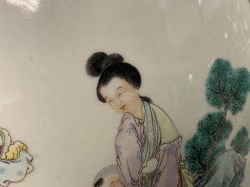Een fraaie Chinese famille rose 'hu' vaas met onsterfelijken, Qianlong merk, ca. 1900