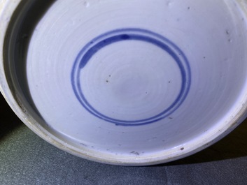 Une paire de vases en porcelaine de Chine famille rose &agrave; d&eacute;cor de figures dans un jardin, Yongzheng