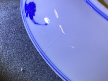 Une paire de plats en porcelaine de Chine en bleu et blanc, marque et &eacute;poque de Guangxu