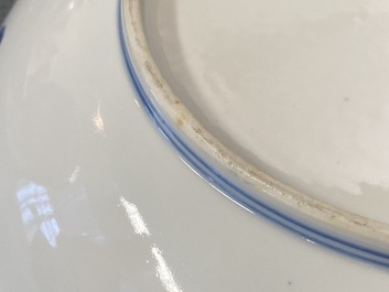 Une paire de plats en porcelaine de Chine en bleu et blanc, marque et &eacute;poque de Guangxu
