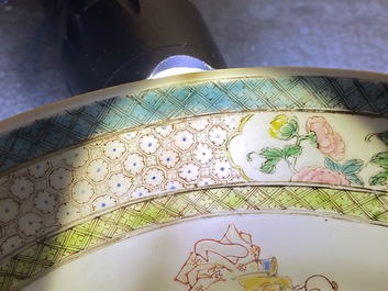 Une assiette en porcelaine de Chine famille rose &agrave; d&eacute;cor d'une dame et trois gar&ccedil;ons, Yongzheng