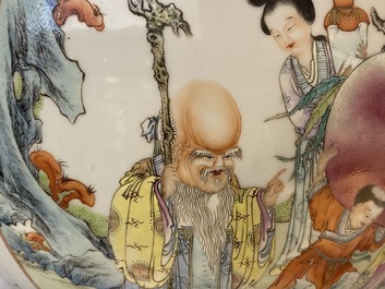 Een fraaie Chinese famille rose 'hu' vaas met onsterfelijken, Qianlong merk, ca. 1900