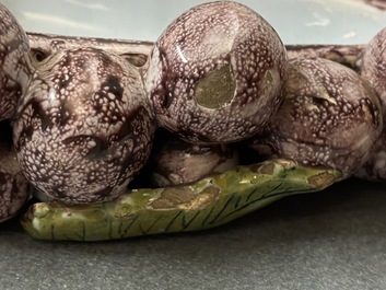 Une bo&icirc;te couverte en forme d'une grappe de raisins en fa&iuml;ence de Delft polychrome, 18&egrave;me