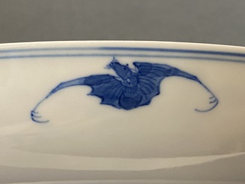 Une paire de plats en porcelaine de Chine en bleu et blanc, marque et &eacute;poque de Guangxu