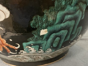 A large Chinese famille verte black-ground tianqiu ping vase with dragons, 19th C.