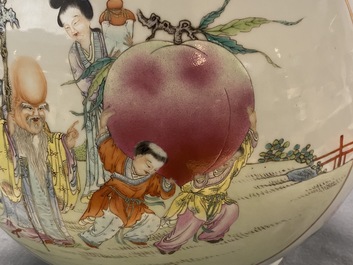 Een fraaie Chinese famille rose 'hu' vaas met onsterfelijken, Qianlong merk, ca. 1900
