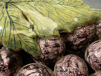 Une bo&icirc;te couverte en forme d'une grappe de raisins en fa&iuml;ence de Delft polychrome, 18&egrave;me