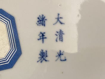 Une paire de plats en porcelaine de Chine en bleu et blanc, marque et &eacute;poque de Guangxu