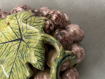 Une bo&icirc;te couverte en forme d'une grappe de raisins en fa&iuml;ence de Delft polychrome, 18&egrave;me