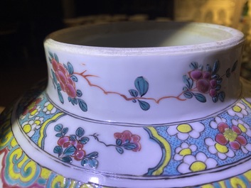 Une paire de vases en porcelaine de Chine famille rose &agrave; d&eacute;cor de figures dans un jardin, Yongzheng