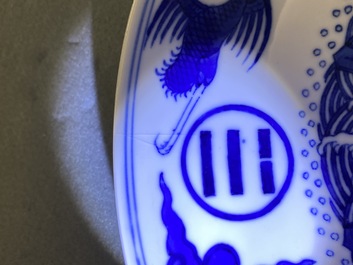 Une paire de plats en porcelaine de Chine en bleu et blanc, marque et &eacute;poque de Guangxu