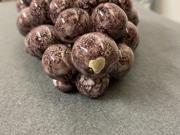 Une bo&icirc;te couverte en forme d'une grappe de raisins en fa&iuml;ence de Delft polychrome, 18&egrave;me