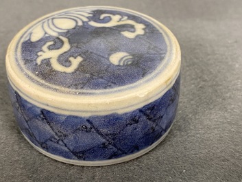 Een paar Chinese blauw-witte dekselvazen met floraal decor, Hatcher cargo scheepswrak, Transitie periode