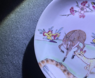 Une tasse et soucoupe en porcelaine de Chine famille rose &agrave; d&eacute;cor de cerfs, Yongzheng