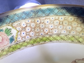 Une assiette en porcelaine de Chine famille rose &agrave; d&eacute;cor d'une dame et trois gar&ccedil;ons, Yongzheng