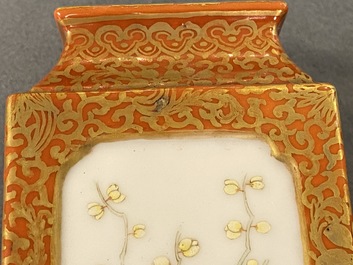 Een paar vierkante Chinese famille rose vazen met floraal decor, Yongzheng merk, Republiek