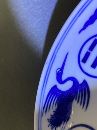Une paire de plats en porcelaine de Chine en bleu et blanc, marque et &eacute;poque de Guangxu