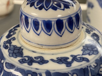 Une paire de vases couverts en porcelaine de Chine en bleu et blanc, Kangxi