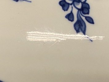 Une paire de vases couverts en porcelaine de Chine en bleu et blanc, Kangxi
